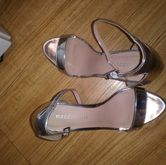 😭FINAL SALE!!😭 Silver Shoe - Picture 6 of 8